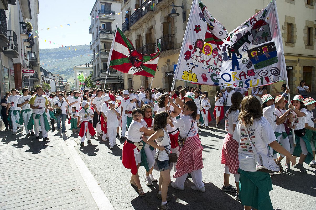 Suziriaren ondoren, herriko peñek desfilea egingo dute. JUANAN RUIZ / ARGAZKI PRESS.