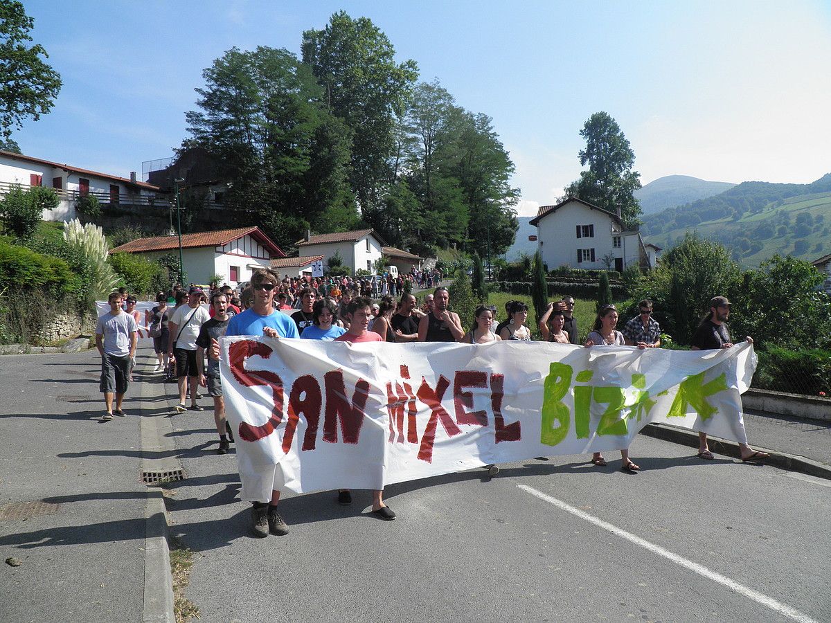 Egoitza herritarrei itzultzeko eskatu zuten manifestariek. BERRIA.