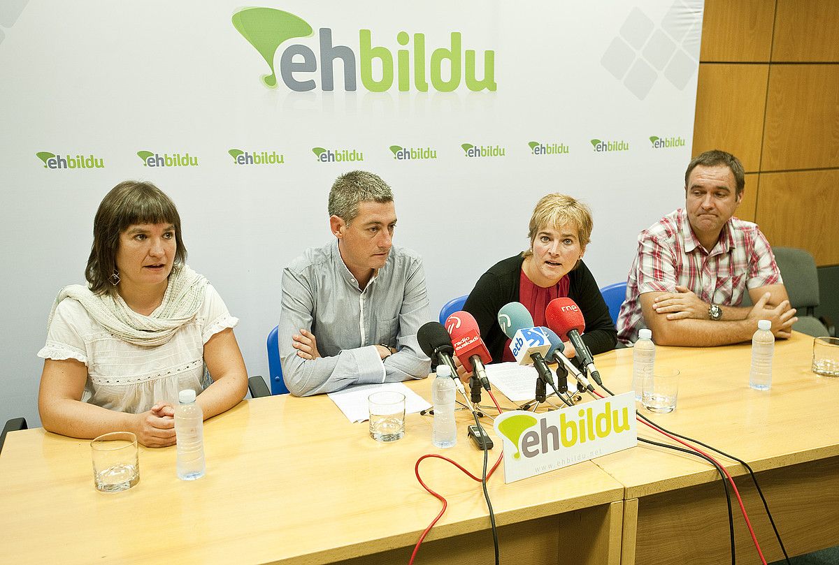 Maribi Ugarteburu, Oskar Matute, Rebeka Ubera eta Unai Ziarreta, atzoko agerraldian. JON H ERNAEZ / ARGAZKI PRESS.