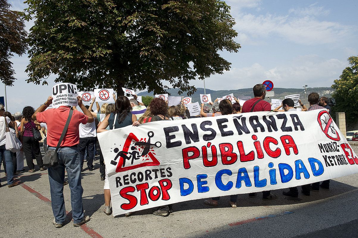 Sindikatuek, guraso elkarteek eta ikasleenek deituta, protesta egin zuten atzo Nafarroako Hezkuntza Departamentuaren atarian. IDOIA ZABALETA / ARGAZKI PRESS.