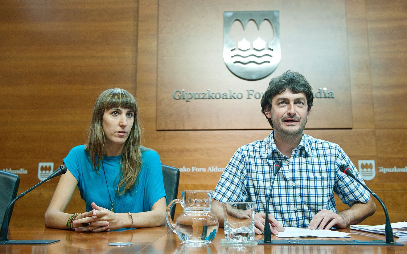 Ainhoa Iraola eta Iñaki Errazkin, atzo, Donostian. JON URBE / ARGAZKI PRESS.