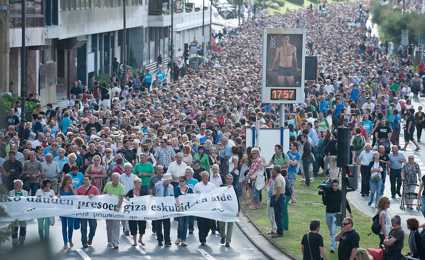 Gaixo larri diren euskal presoen eskubideen alde larunbatean Donostian egindako manifestazioa. JON URBE / ARP.