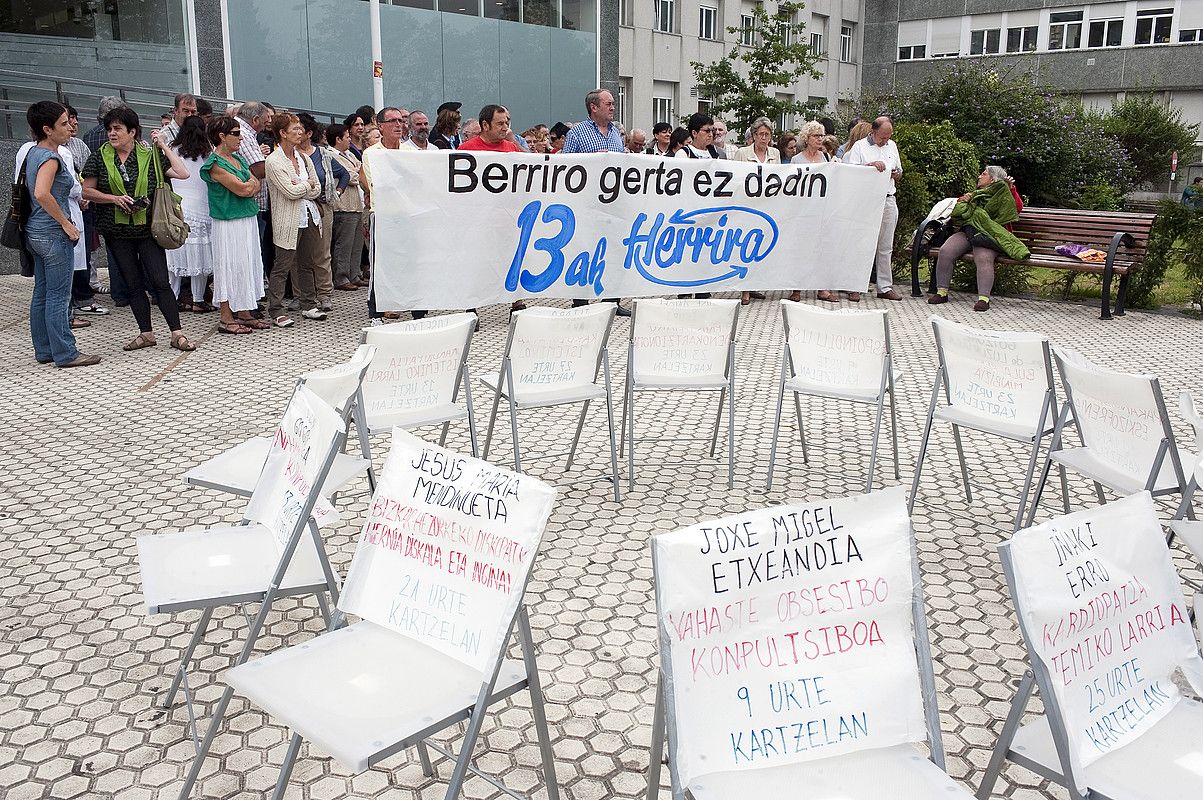 Donostiako Ospitaleko atarian atzo egunero moduan egindako elkarretaratzea. JUAN CARLOS RUIZ / ARGAZKI PRESS.