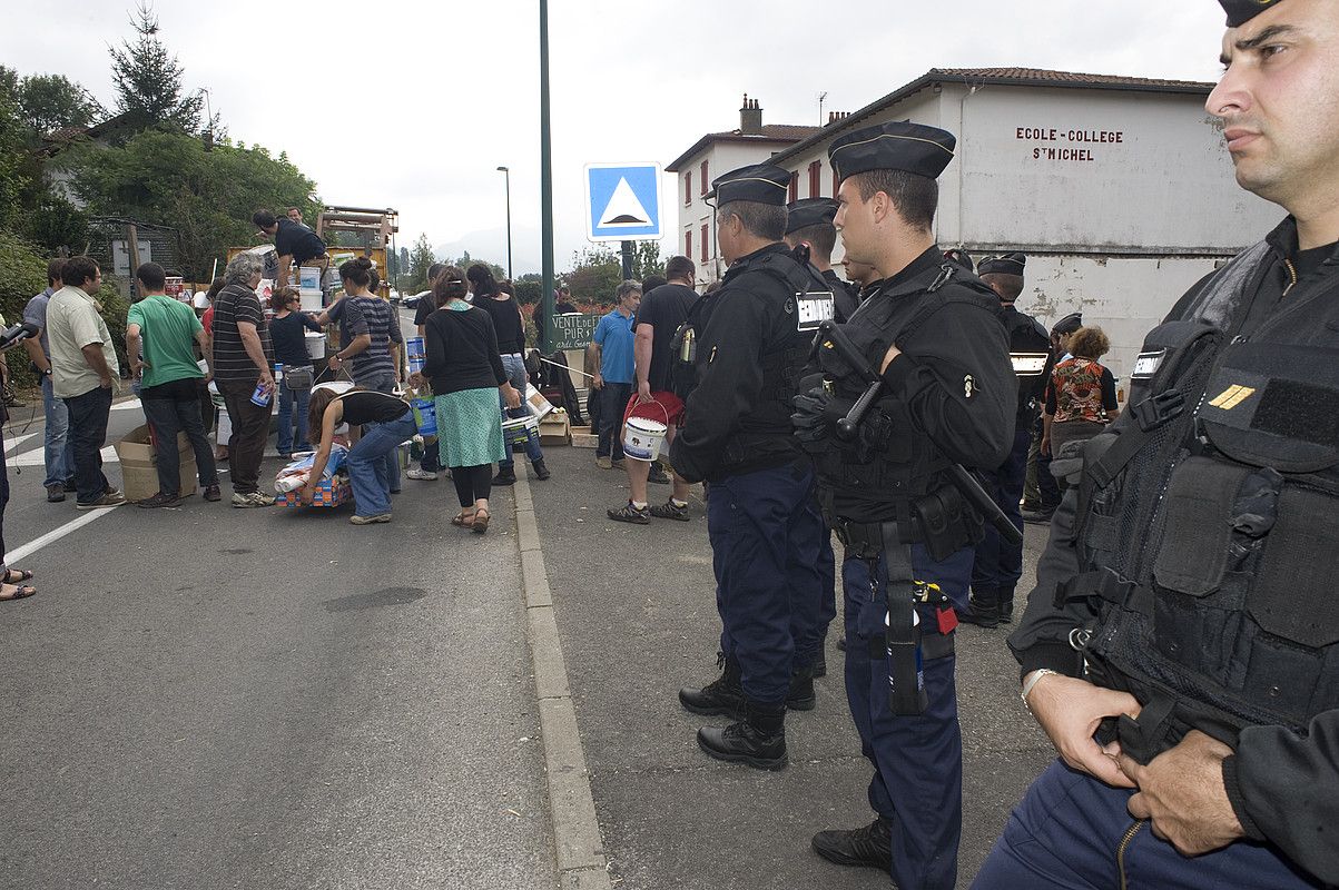 Bethi Aitzina elkarteko kideak, Donaixtiko eskola okupatua husten atzo goizean, Poliziaren zaintzapean. JOANES ETXEBARRIA.