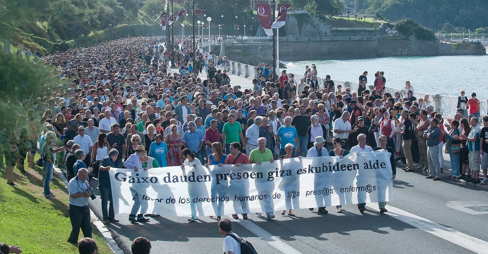 Gaixo larri dauden euskal presoen eskubideen alde atzo Donostian egindako manifestazioa, Kontxako pasealekuan. JON URBE / ARGAZKI PRESS.