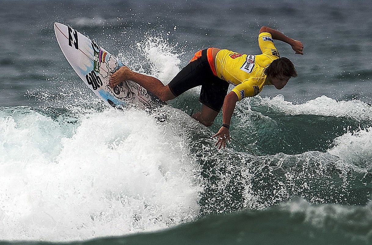 Surflari bat Zarauzko olatuetan dantzan. JUAN CARLOS RUIZ / ARGAZKI PRESS.