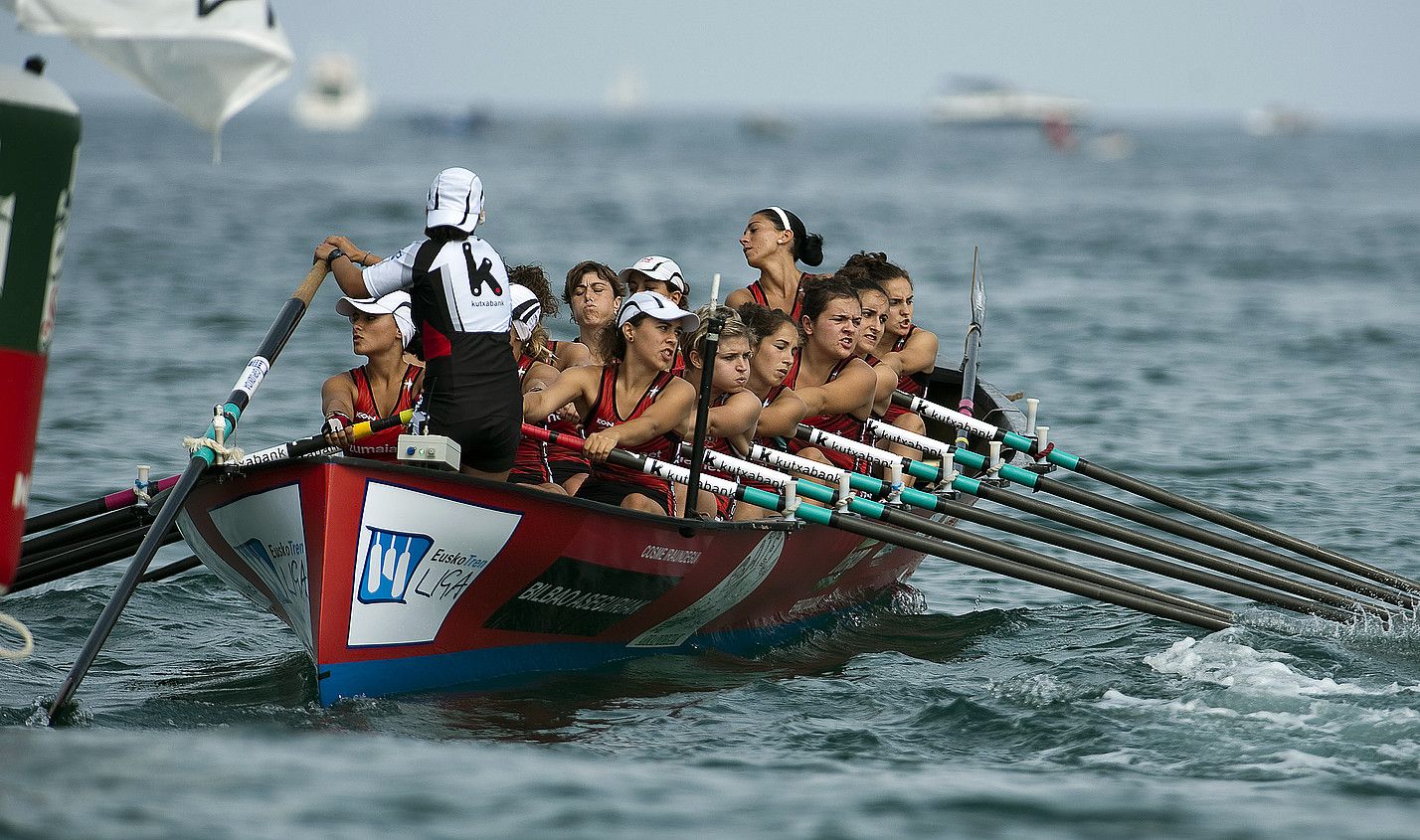 Zumaiaren trainerua, ahalegin betean, Zarauzko estropadan. JUAN CARLOS RUIZ / ARGAZKI PRESS.