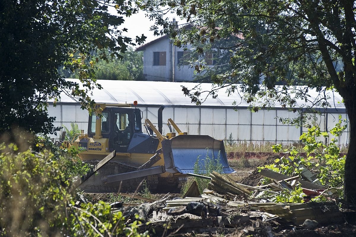 Atzo iritsi ziren makinak Arantzadiko parkearen proiektuko lehenengo faseko lanak egitera. LANDER FDZ. ARROIABE / ARGAZKI PRESS.