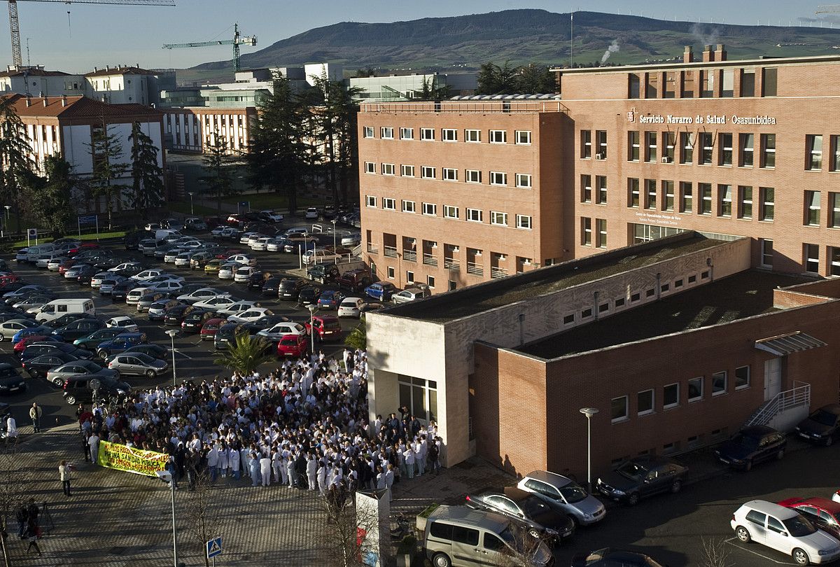 Osasunbideko langileak, gastu murrizketak salatzeko bilduta. LANDER FDZ. ARROIABE / ARGAZKI PRESS.