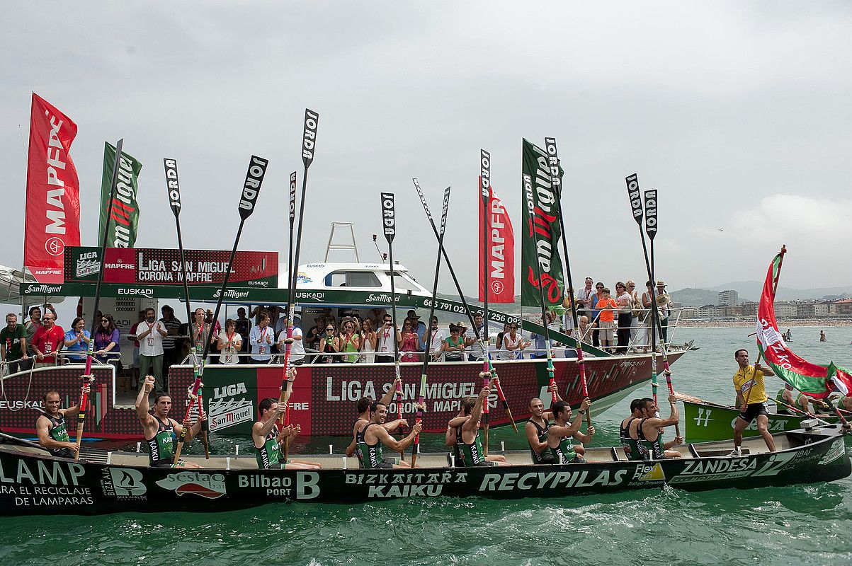 Kaikuko arraunlariak Zarauzko estropadan lorturiko garaipena ospatzen, joan den asteburuan. JUAN CARLOS RUIZ / ARP.