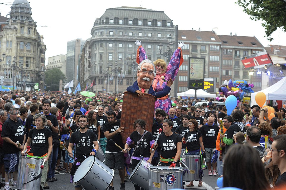 Konpartsakide batzuk, Azkuna alkatearen irudiarekin. LUIS JAUREGIALTZO / ARGAZKI PRESS.