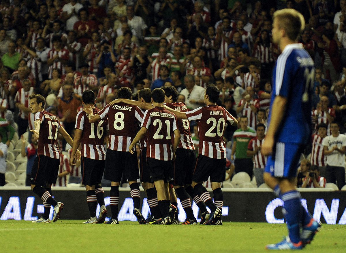 Athleticeko jokalariak, elkarri helduta, Susaetak sartutako lehen gola ospatzen; 2-0ekoa zen, aurretik . MARISOL RAMIREZ / ARGAZKI PRESS.