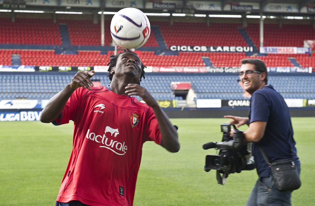 Anthony Annan, baloiarekin jolasean, atzo, Nafarroako Erresuma estadioan. JAGOBA MANTEROLA / ARGAZKI PRESS.