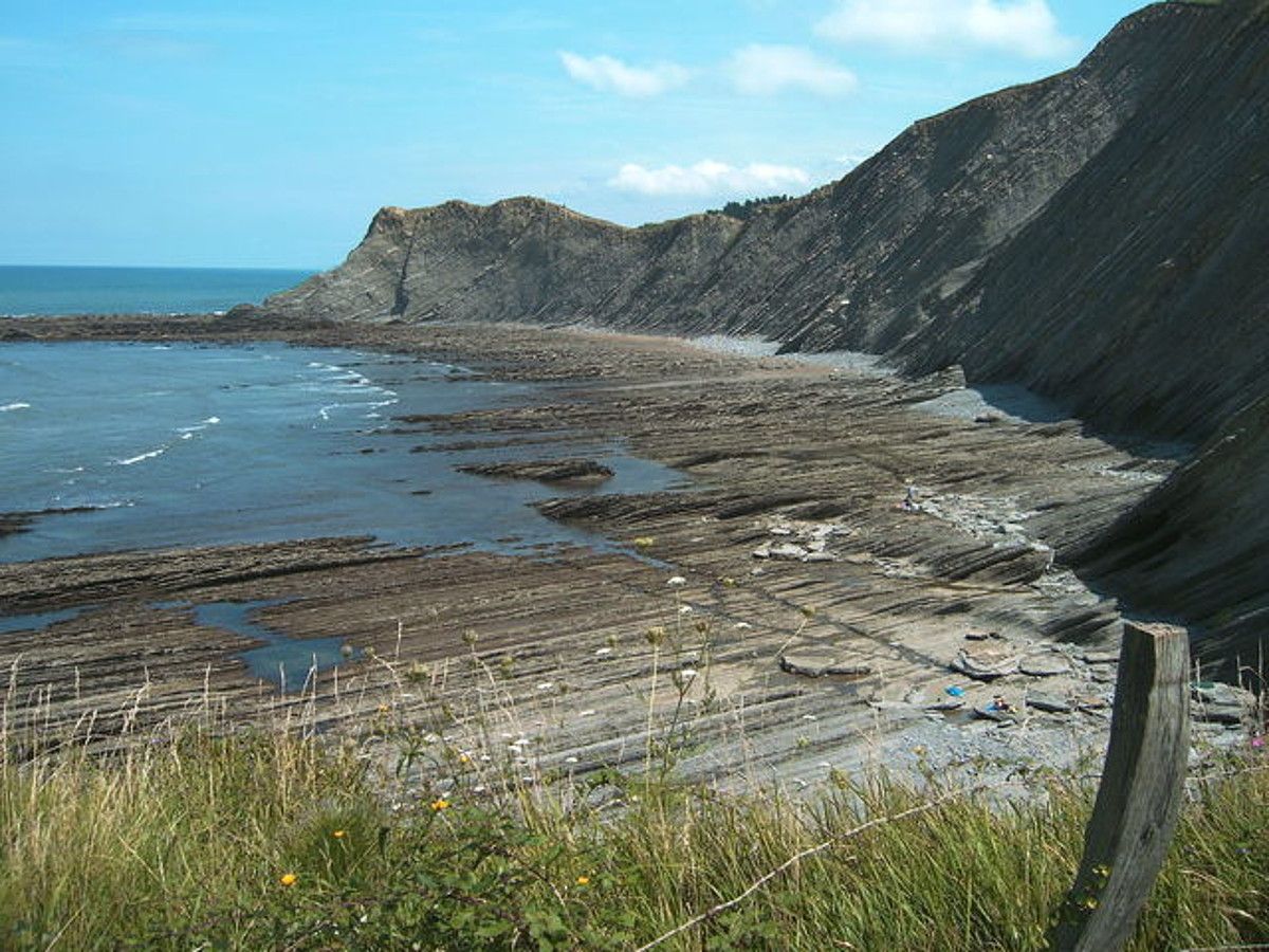 Sakonetako hondartza, Deba eta Zumaia artean. BERRIA.