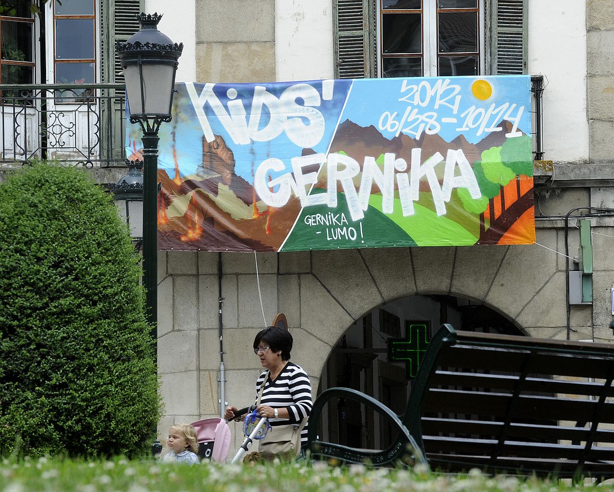 Gernikan ere eraman zuten aurrera Kids' Guernica proiektua, eta ikusgai jarri zituzten muralak. MONICA DEL VALLE / ARP.