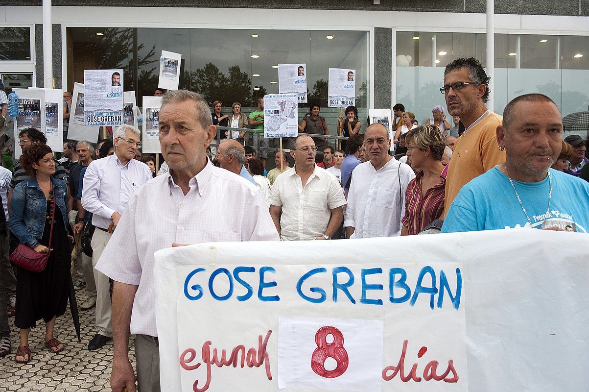 Juan Karlos Izagirre, Martin Garitano eta Xabier Mikel Errekondo, Donostian Josu Uribetxebarria presoaren alde eginiko elkarretaratzean. J. C. RUIZ / ARGAZKI PRESS.