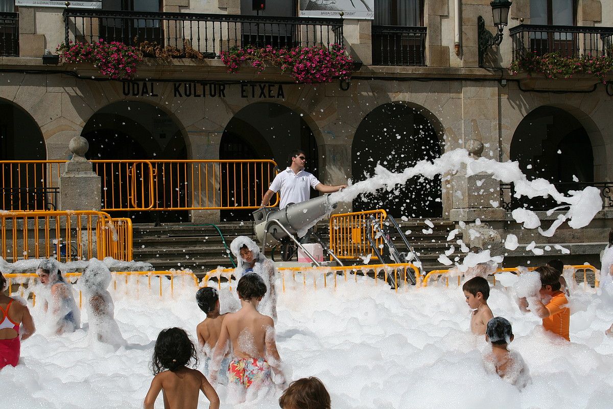 Gaztetxoentzako apar festa egongo da gaur eguerdian. TXEBI ARRIAGA / BUSTURIALDEKO HITZA.