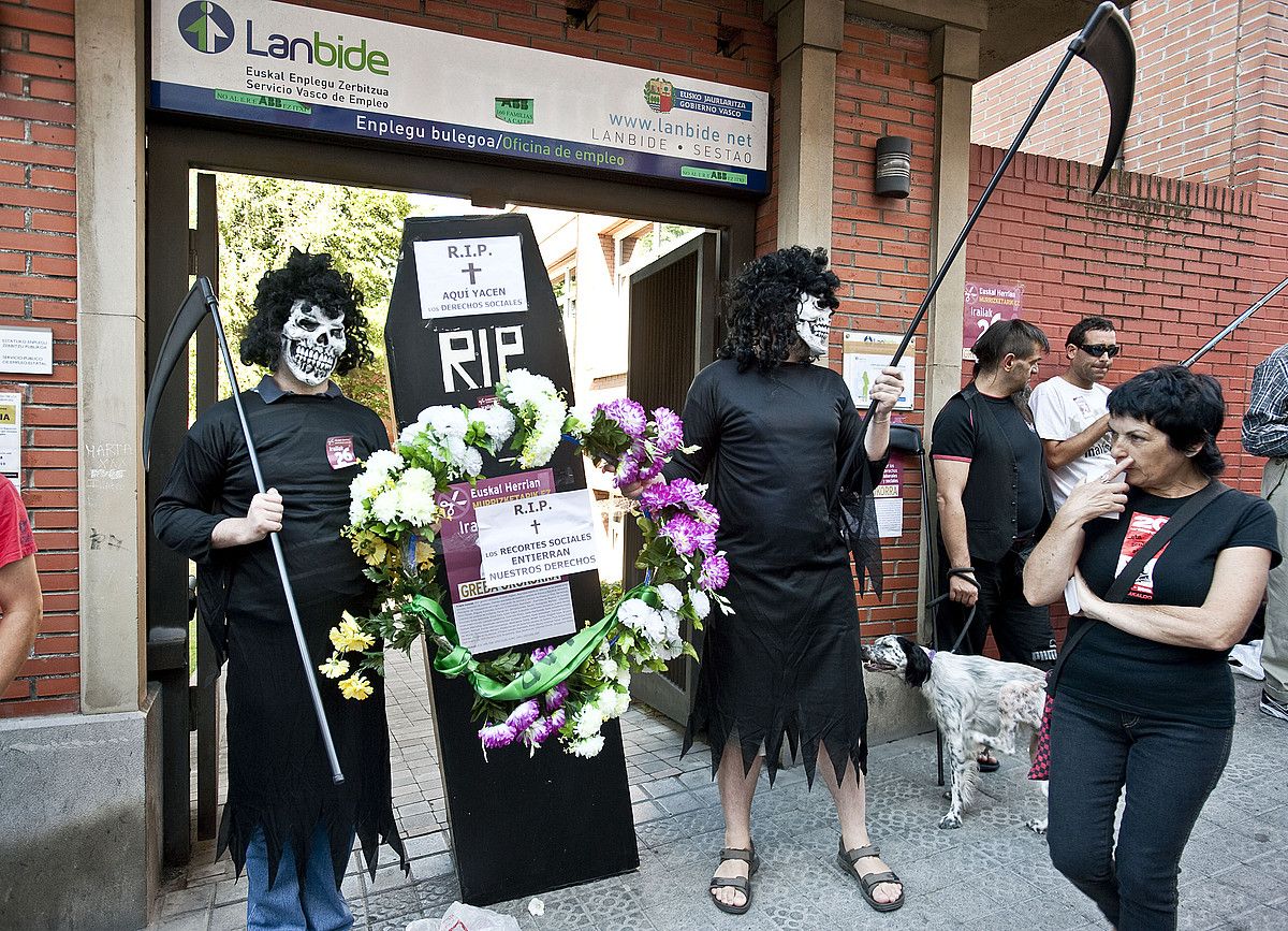 Gizarte laguntzen kontra atzo Sestaon egindako protesta. JON HERNAEZ / ARGAZKI PRESS.