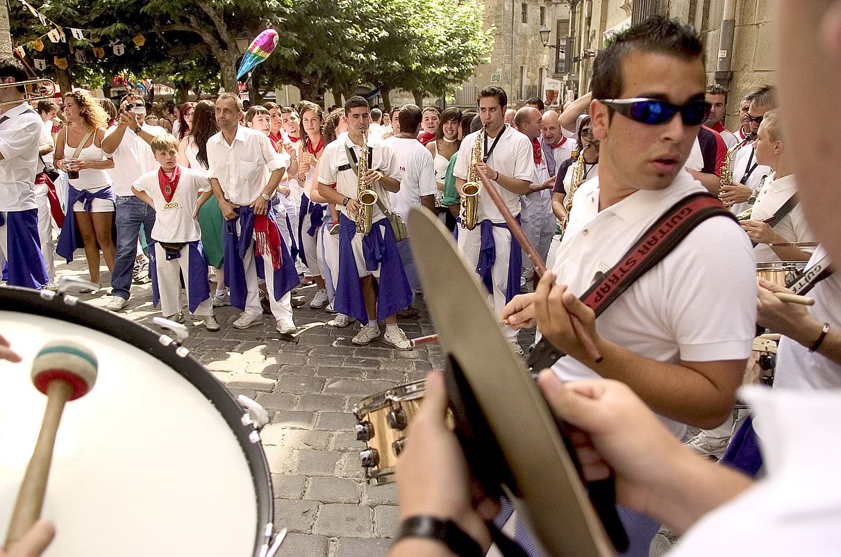 Txarangarik ez da faltako egun hauetan Tafallako festetan. IÑIGO URIZ / ARGAZKI PRESS.