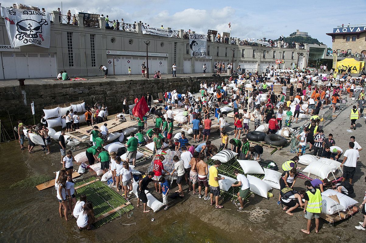 Milaka lagunek egindako 450 bat baltsak abordatu zuten Donostia. JUAN CARLOS RUIZ / ARGAZKI PRESS.