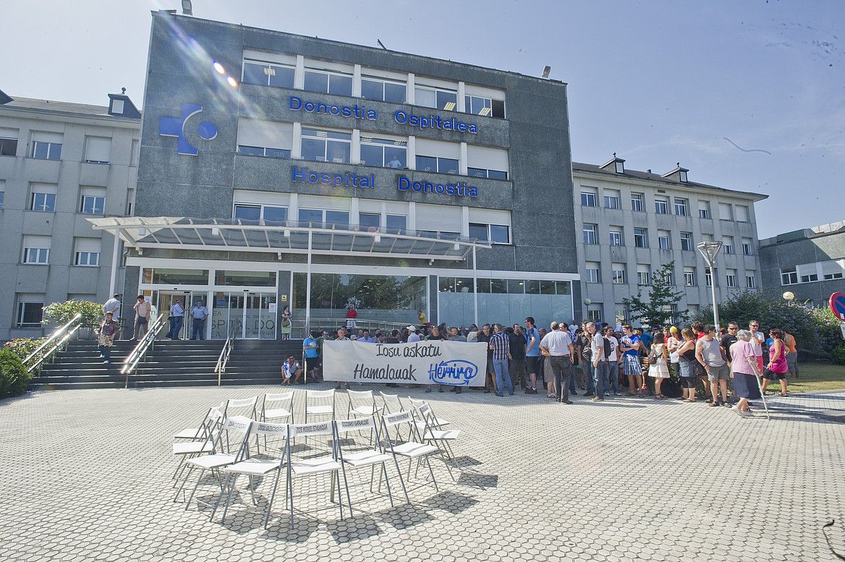 Uribetxeberria presoaren aldeko elkarretaratzea, Donostiako Ospitalean, atzo. GORKA RUBIO / ARGAZKI PRESS.