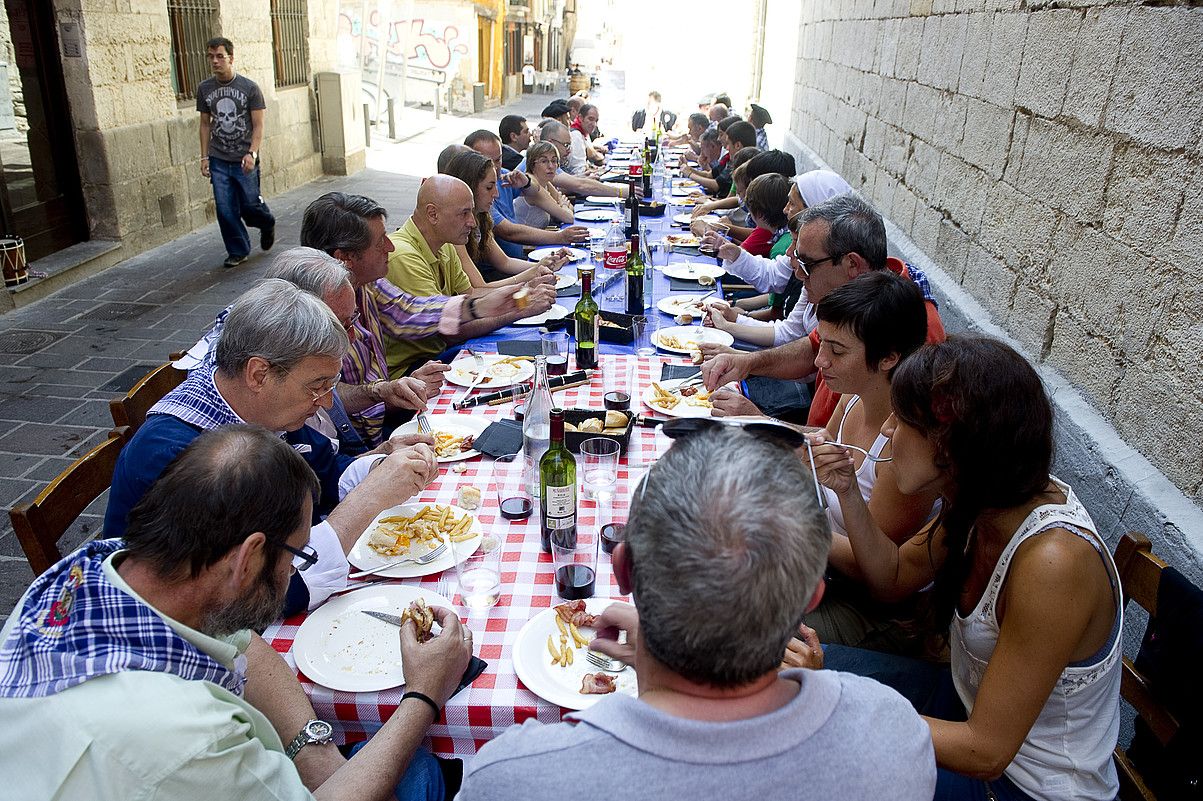 Jaietan gauez ibiltzen direnei luze egin zaie festa. Egunez ibiltzen direnei, ordea, RAUL BOGAJO / ARGAZKI PRESS.