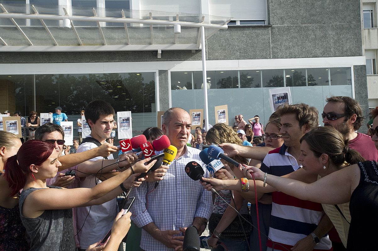 Martin Garitano Gipuzkoako ahaldun nagusia, Donostiako Ospitalaren atarian, Uribetxeberria presoa bisitatu ondoren. GORKA RUBIO / ARGAZKI PRESS.