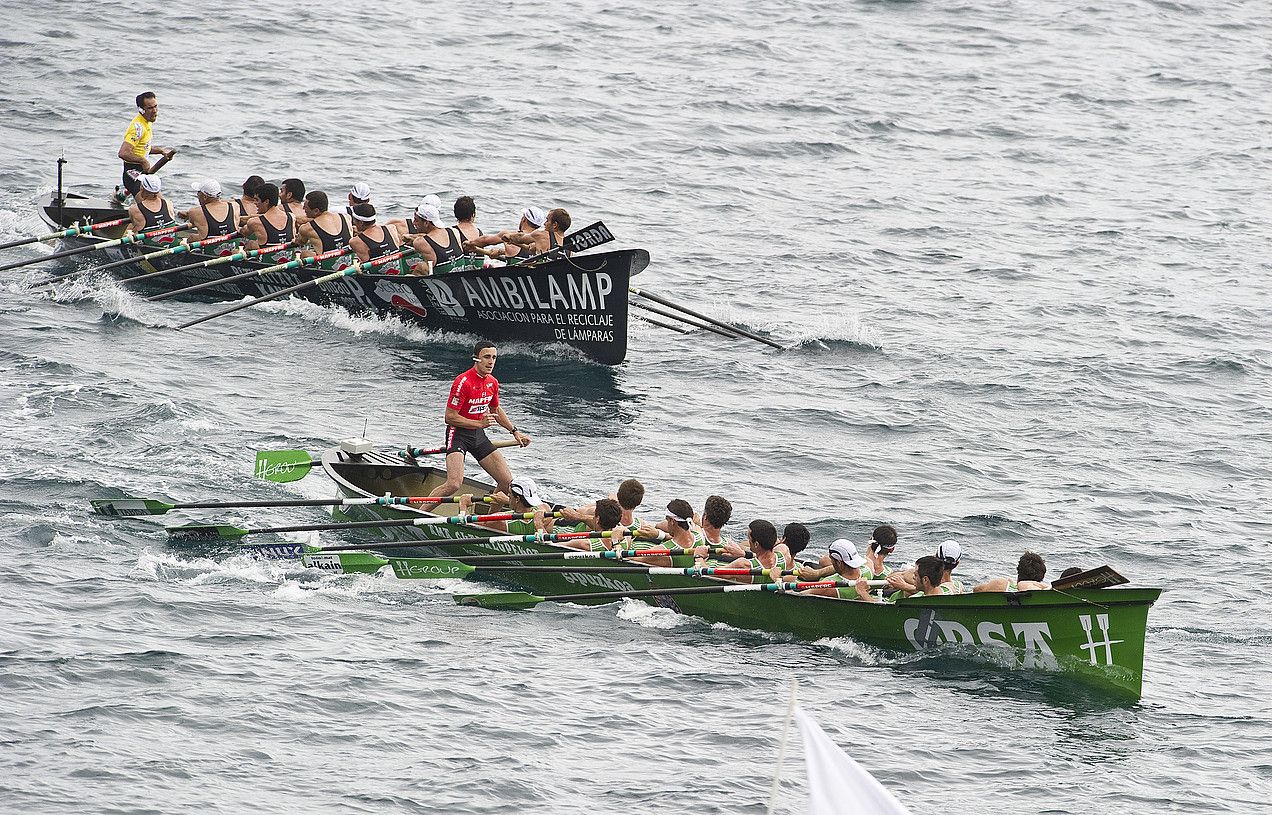 Kaiku eta Hondarribia, elkarren ondoan, Zierbenan jokaturiko estropadan. LUIS JAUREGIALTZO / ARGAZKI PRESS.