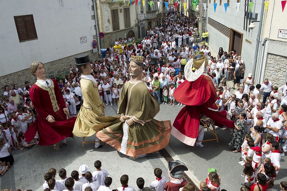 Gaur hasi eta asteazkenean bukatuko dira Agoizko festak. Irudian, erraldoiak dantzan. IDOIA ZABALETA / ARGAZKI PRESS.