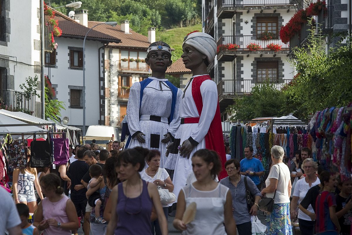 Suziria botatzearekin batera lehertu zen festa, atzo, Leitzan. LANDER FDZ. ARROIABE / ARGAZKI PRESS.