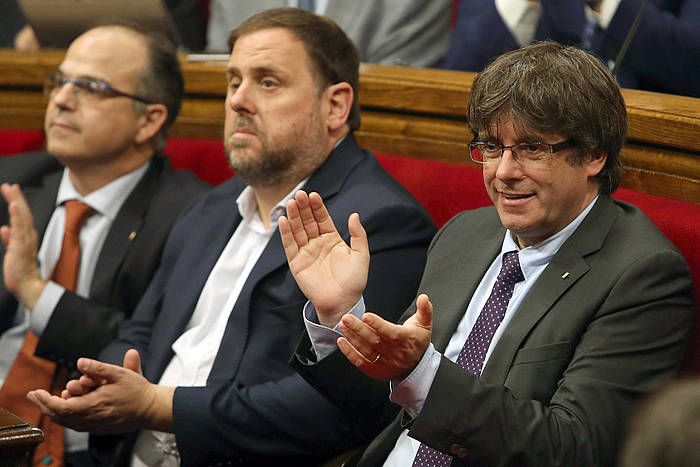 Carlos Puigdemont eta Oriol Junqueras, Kataluniako Gobernuko presidentea eta presidenteordea, hurrenez-hurren. TONI ALBIR / EFE