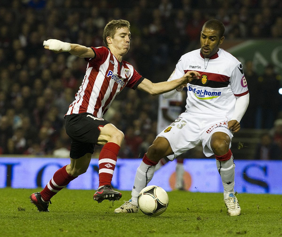 Iker Muniain iazko denboraldiko partida batean. Bihar jokatzeko prest izango da. LUIS JAUREGIALTZO / EFE.