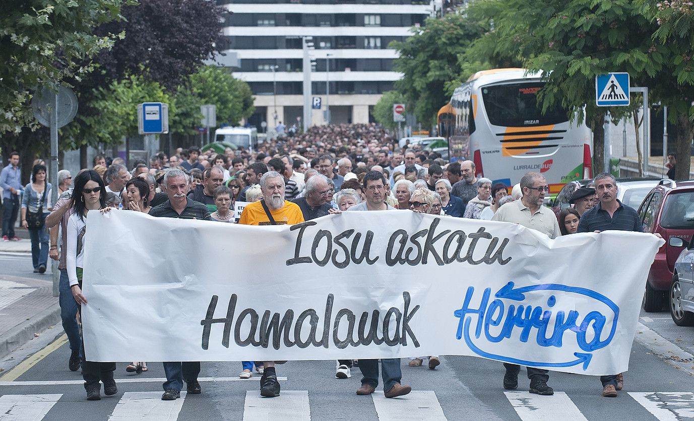 Jendetza bildu da Arrasaten, Josu Uribetxeberria eta gaixotasun larriak dituzten gainerako presoak aska ditzatela eskatzeko. JON URBE / ARGAZKI PRESS.