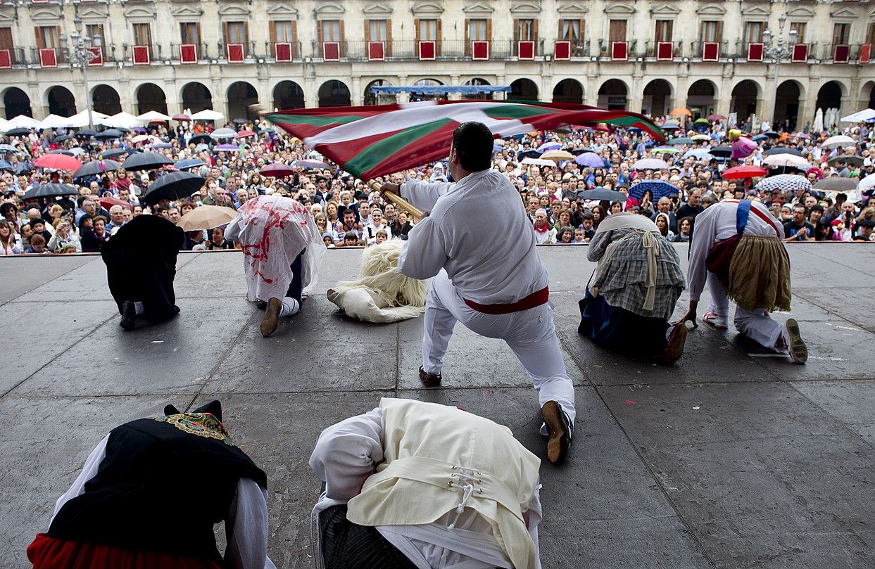 Ikurrinari gorazarre. Ikurrinak urtero izaten du txoko berezia Andre Mari Zuriaren jaietan. Aurten ere ez du hutsik egin Gasteizko Blusa eta Nesken Batzordeak, eta omenaldi polita egin zion igandean ikurrinari, Plaza Berrian. Eguraldi hotzak ez zuen kikildu jendea, eta gasteiztar ugari joan zen Algara dantza taldeak eskainitako ikuskizuna ikustera. RAUL BOGAJO / ARGAZKI PRESS.