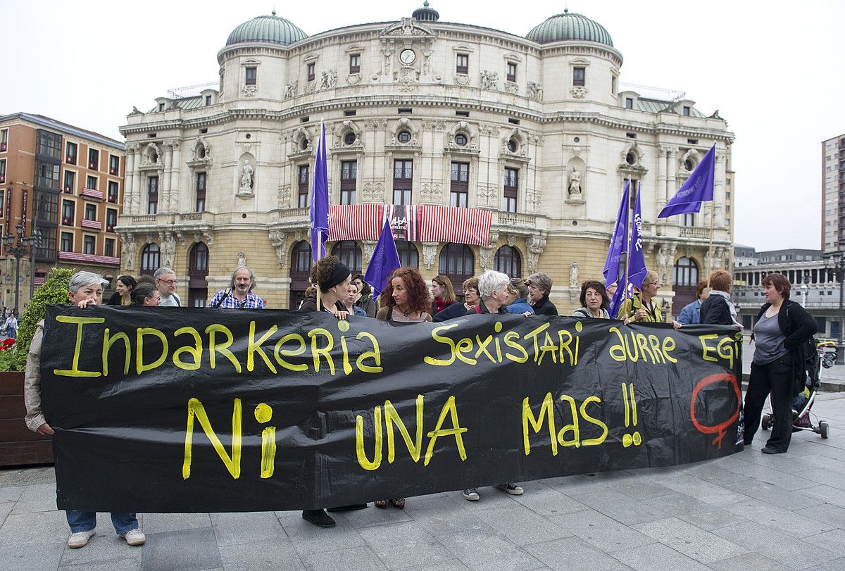 Elkarretaratzea egin zuten Bilbon, maiatzaren 5ean Durangon hil zen andrearen hilketa gaitzesteko. M. DEL VALLE  / ARP.