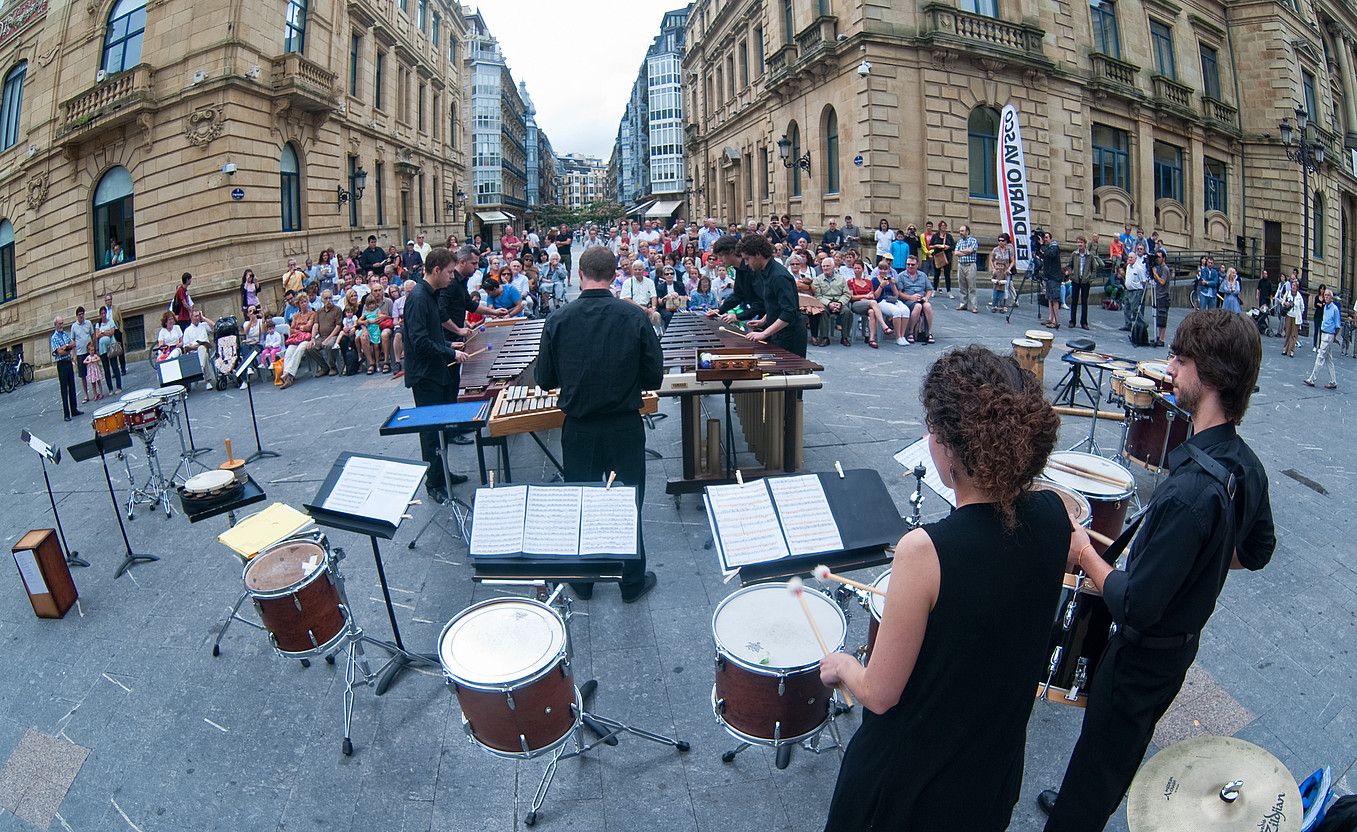 Musikene Perkueneko ikasle gazteek musikarekin bete dituzte Donostiako Artzain Ona katedraleko inguruak. JON URBE / ARGAZKI PRESS.