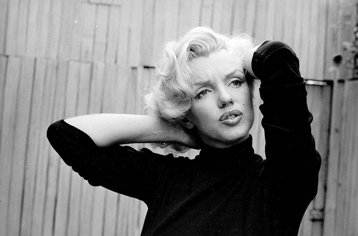 Marilyn Monroe argazkilari batean aurrean paratuta, jada izar bat zenean. Z / BERRIA.