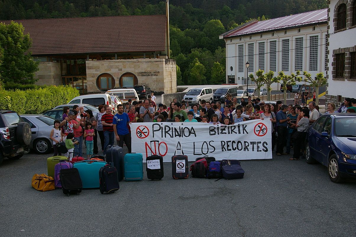 Azken hilabeteotan hamaika izan dira Pirinioetako Nafarroako ibarretako biztanleek egin dituzten protestak. Pirinioetan bizi nahi dutela aldarrikatu dute. MENDIXUT.