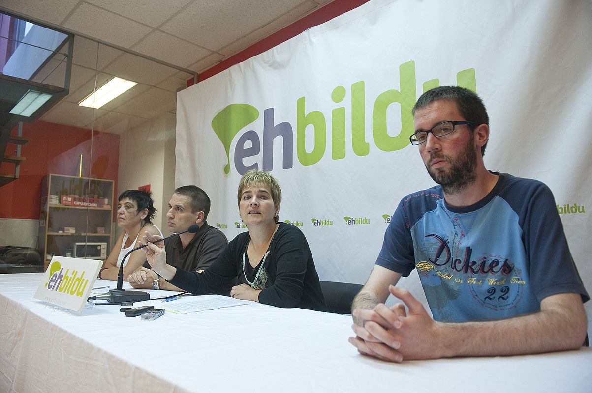 EH Bilduko Agurne Barruso, Iban Asenjo, Rebeka Ubera eta Iñigo Soto, Donostian, atzo. JON URBE / ARGAZKI PRESS.