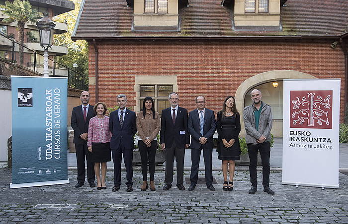 Euskal unibertsitateetako ordezkariak, Eusko Ikaskuntzako presidenterekin, udako ikastaroaren hasieran. JON URBE / ARGAZKI PRESS