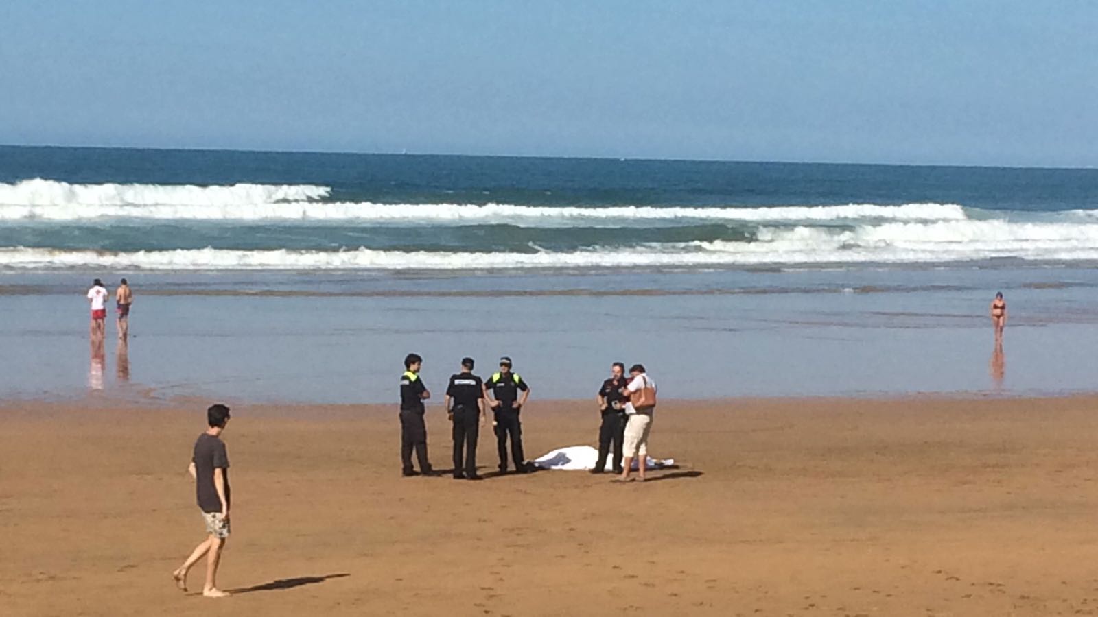 Emakumearen gorpua estalita, Zarauzko hondartzan. UROLA KOSTAKO HITZA