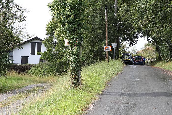 Frantziako polizia Uztaritzen, emakumea hilik aurkitu duten etxea miatzen. AURORE LUCAS