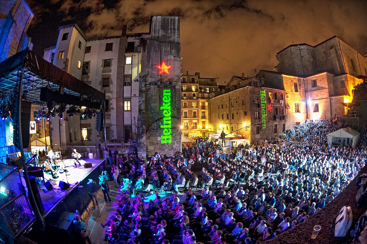 Trinitate plaza, goraino beteta, joan den larunbatean, Al Di Meolaren kontzertuan . JON URBE / ARGAZKI PRESS.