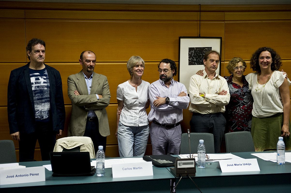 Batzordeko kideak, atzo, aurreneko bilera hasi aurretik. JUANAN RUIZ / ARGAZKI PRESS.