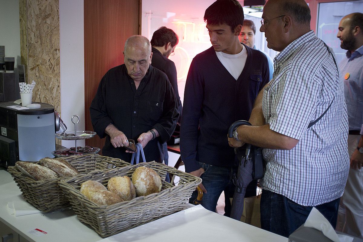 Bezeroak, The Loaf in a Box okindegi berezian egindako ogiari begira. GARI GARAIALDE / ARGAZKI PRESS.