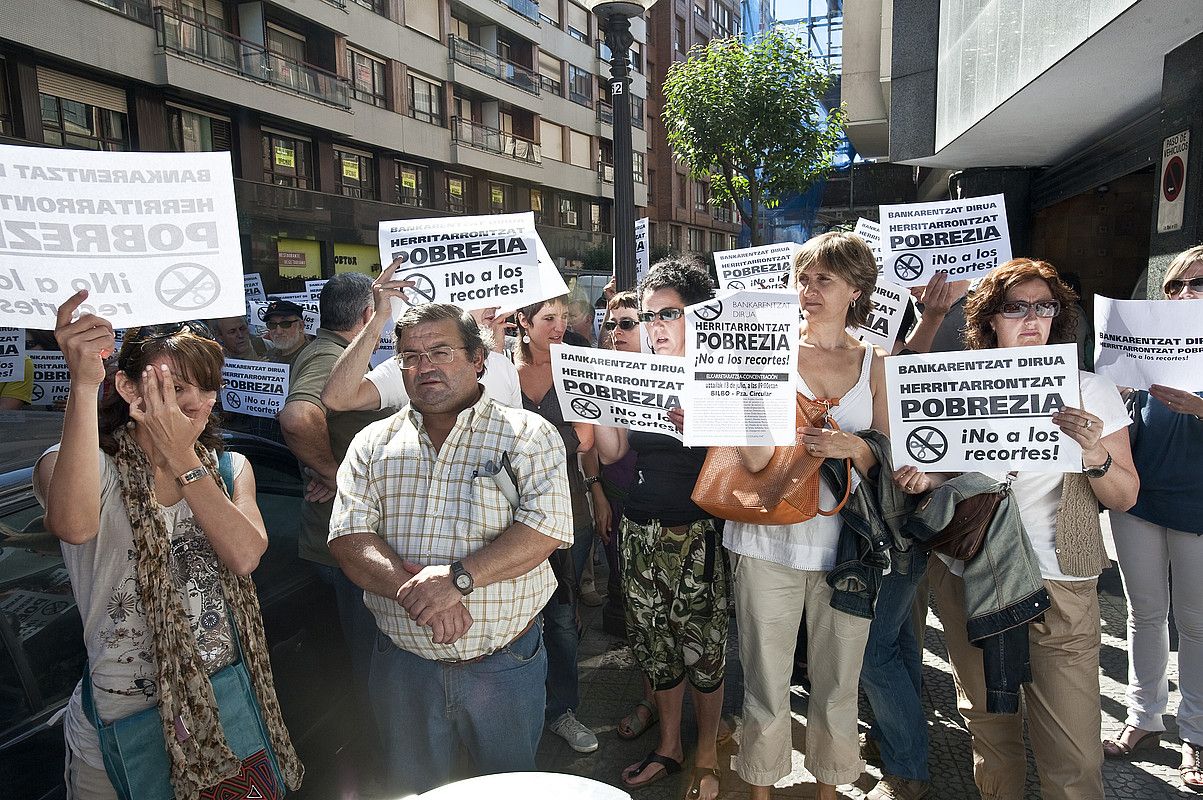 Langile publikoen protesta, atzo, Bilbo erdialdeko Lanbideren bulego baten aurrean. JON HERNAEZ / ARGAZKI PRESS.