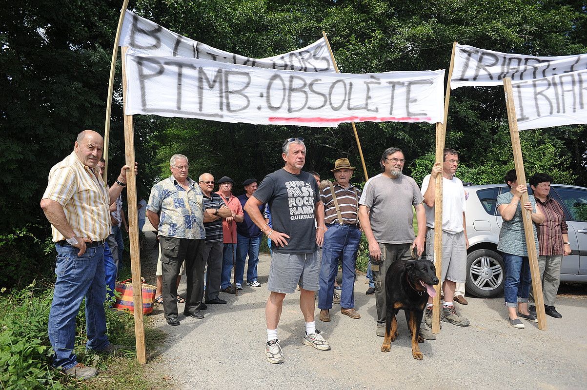 Sarrikotapeko herritarrak kamioien bidea oztopatzen, atzo. JOANES ETXEBARRIA.