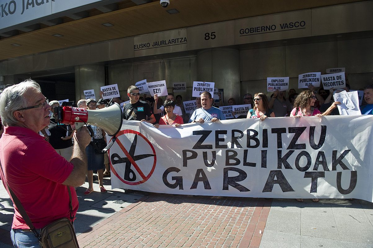 Langile publikoek Bilbon ELA eta LAB sindikatuek deituta atzo egindako agerraldia. LUIS JAUREGIALTZO / ARGAZKI PRESS.