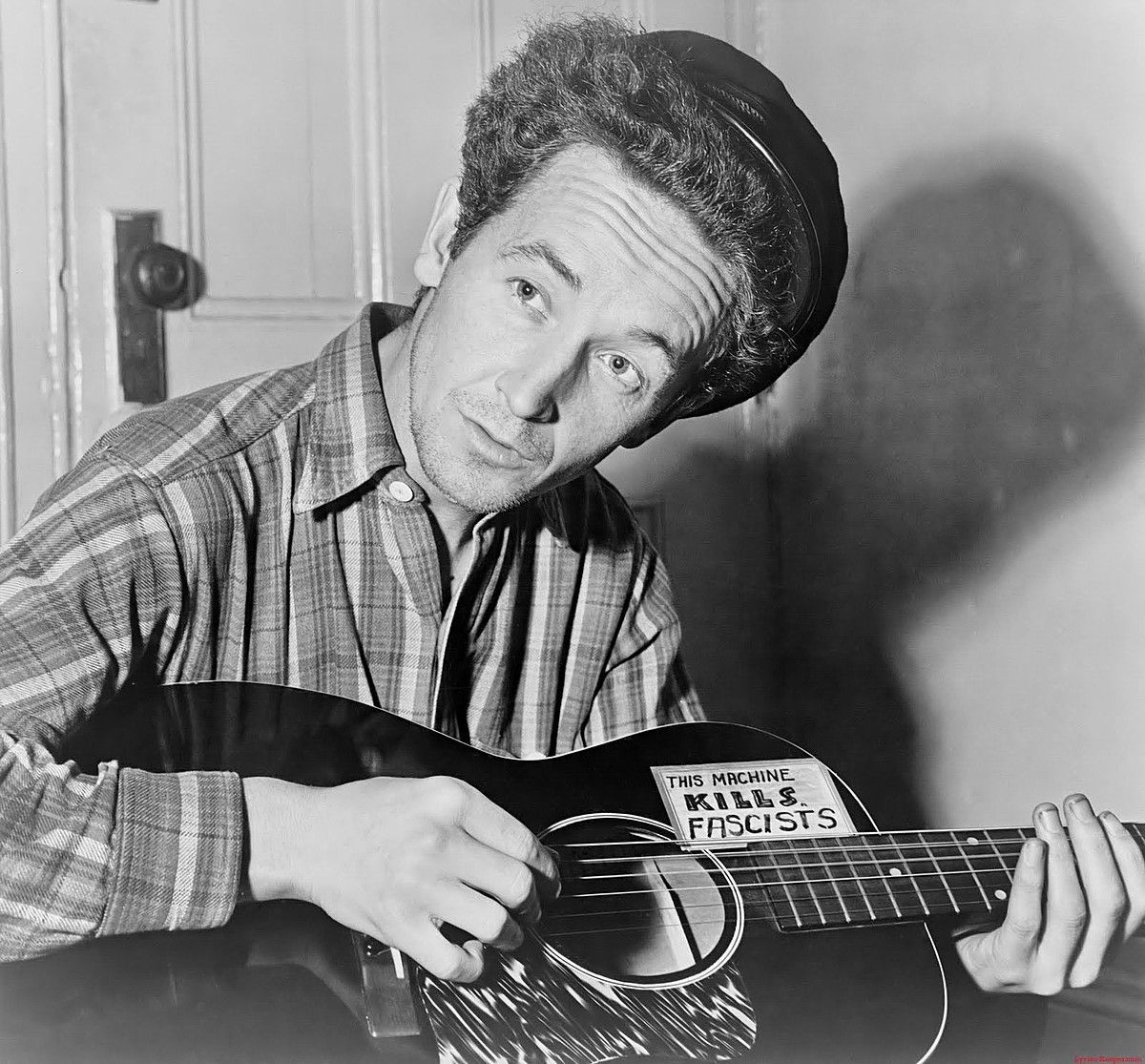 Woody Guthrie (1912-1967) eta faxistak hiltzen zituen gitarra famatua. Z / BERRIA.