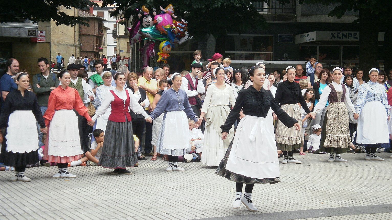 Hamalau neskak parte hartu zuten emakumeen sokadantzan, atzo eguerdian Erromeria Egunaren barruan egindako ekitaldian. MAIALEN IGARTUA.